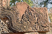 Banteay Srei temple - ancillary building of the causeway close-up of the fronton decoration